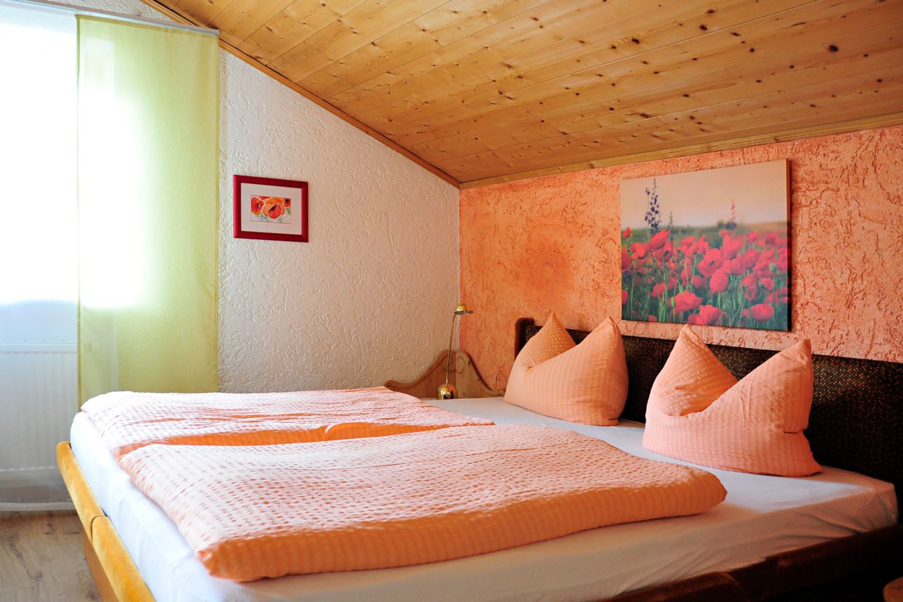 Schlafzimmer der Ferienwohnungen Vogtareuth